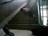 Tomber dans l'escalier